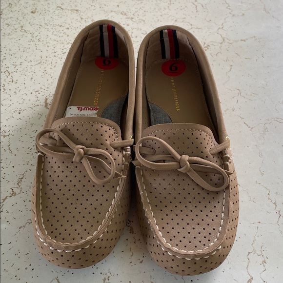 Tommy Hilfiger Tan Perforated Loafers Sz 6 - Picture 3 of 5